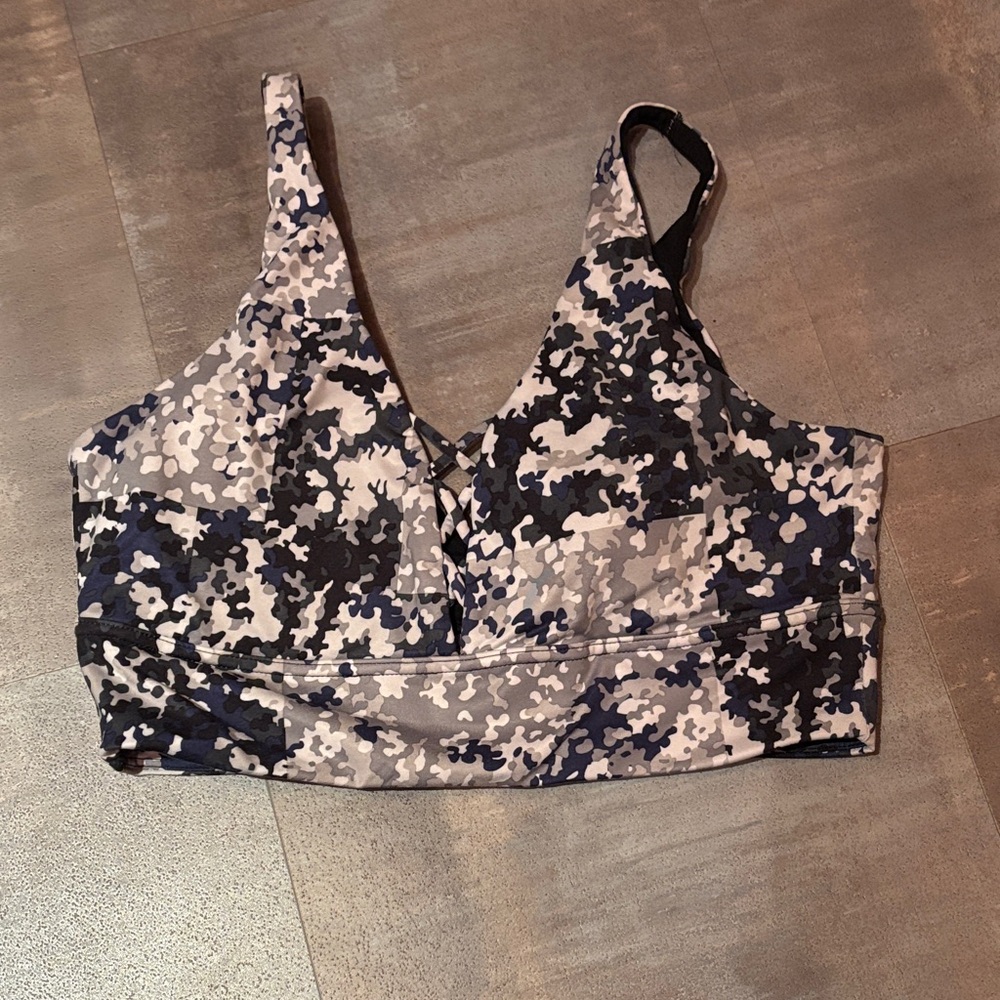 GAP Camouflage Sports Bra in Black and Gray size medium